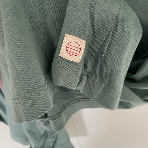 MARINE LAYER Men’s Signature Crew Graphic Tee in Green Ski Snowboard - Picture 7 of 8